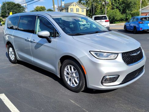 Used 2023 Chrysler Pacifica Touring-L FWD image 3