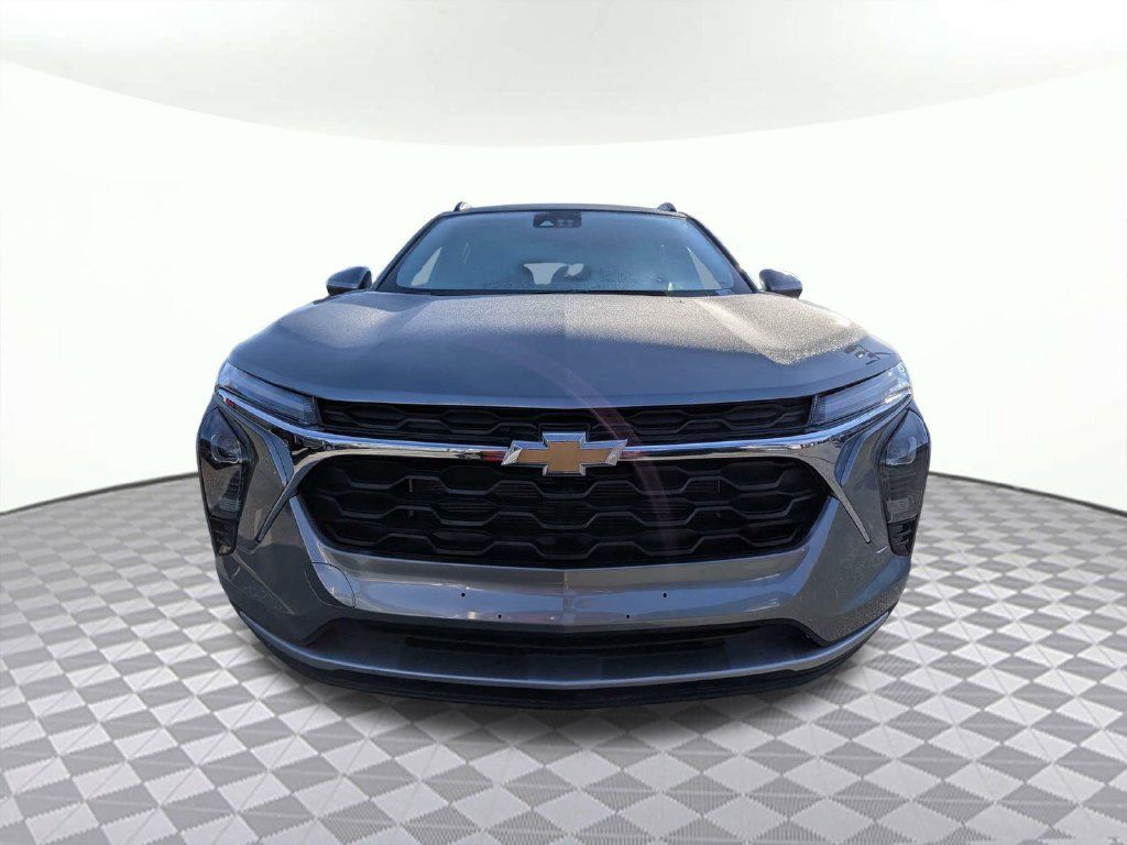 Used 2025 Chevrolet Trax LT FWD image 8