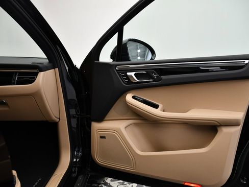 Certified 2025 Porsche Macan image 47