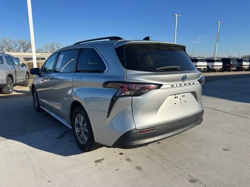 Used 2024 Toyota Sienna XLE image 6