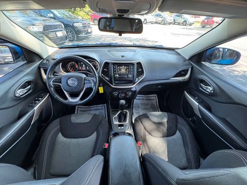 Used 2018 Jeep Cherokee Latitude w/ Altitude Package FWD image 30