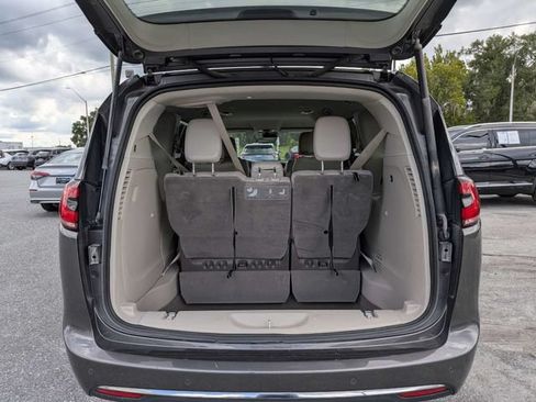 Used 2021 Chrysler Pacifica Touring-L FWD image 12