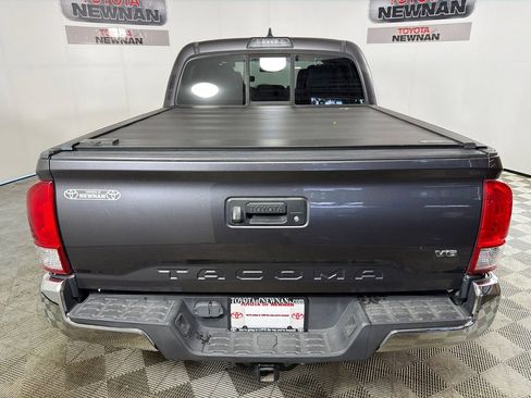 Used 2017 Toyota Tacoma SR5 w/ Tow Package RWD image 4