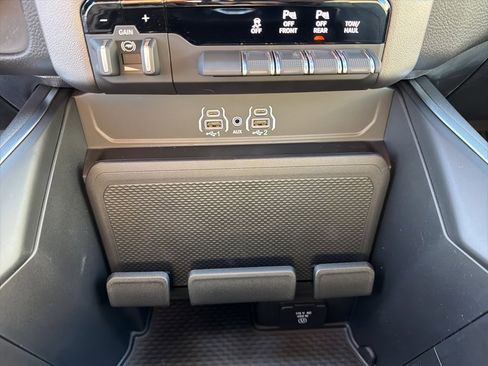 New 2026 RAM 1500 4x4 Crew Cab image 32