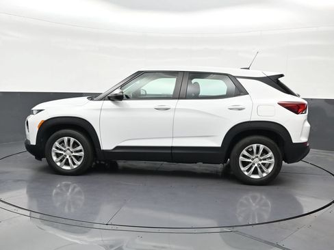 Used 2023 Chevrolet TrailBlazer LS FWD image 2
