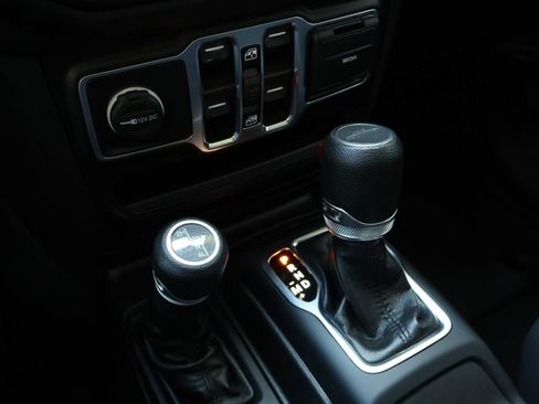 Used 2023 Jeep Gladiator Sport AWD/4WD image 16