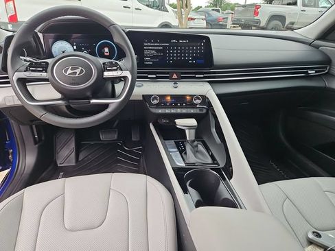 Used 2025 Hyundai Elantra Limited FWD image 21