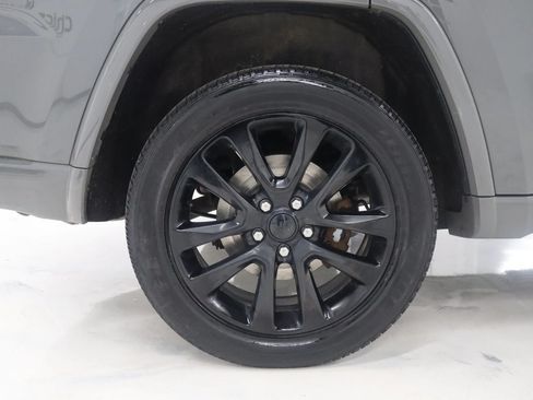 Used 2020 Jeep Grand Cherokee Altitude AWD/4WD image 10