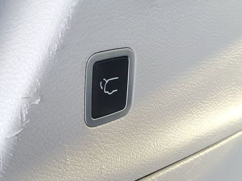 Used 2018 Chrysler Pacifica Limited image 7