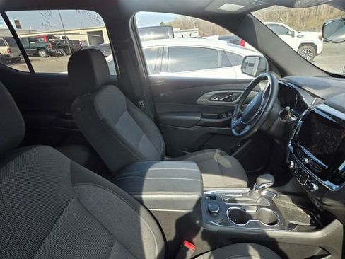Used 2023 Chevrolet Traverse LT image 2