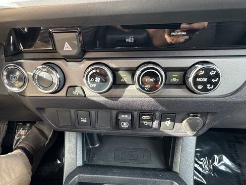 Used 2018 Toyota Tacoma TRD Off-Road AWD/4WD image 23