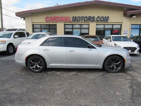 Used 2020 Chrysler 300 Touring w/ Sport Appearance Package image 4