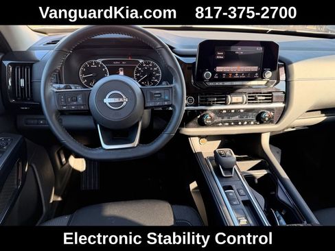 Used 2024 Nissan Pathfinder SV image 16