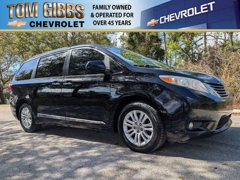 Used 2017 Toyota Sienna XLE image 1