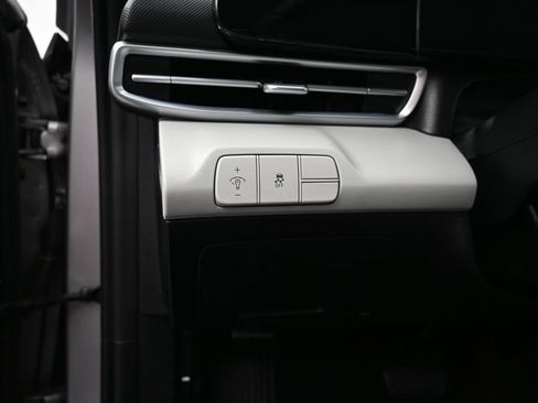 Used 2025 Hyundai Elantra Limited FWD image 13