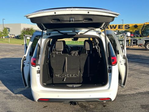 New 2026 Chrysler Pacifica Limited w/ S Appearance Package image 40