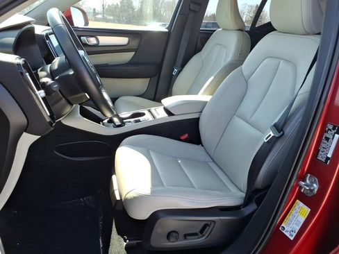 Used 2019 Volvo XC40 T4 Momentum FWD image 15