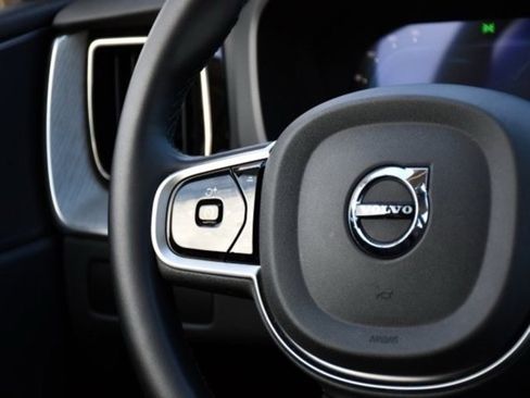 Used 2025 Volvo XC60 B5 Plus image 19