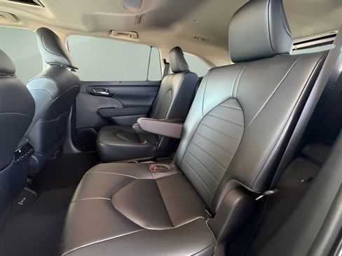 Used 2023 Toyota Highlander XLE image 24