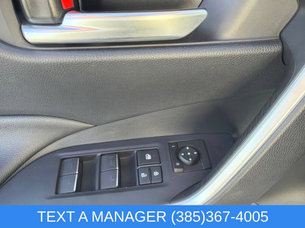 Used 2025 Toyota RAV4 SE AWD/4WD image 17