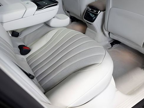 Used 2022 Mercedes-Benz EQS 580 4MATIC Sedan w/ Pinnacle Trim Package image 83