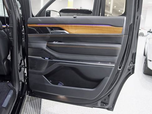 Used 2024 Jeep Grand Wagoneer Series III image 42