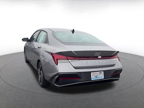 Used 2025 Hyundai Elantra SEL image 11