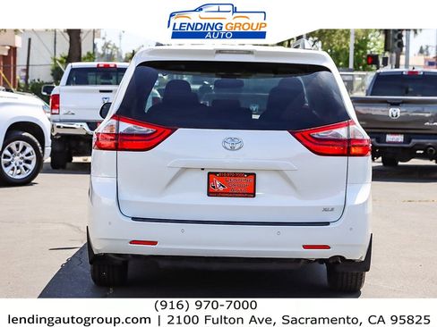 Used 2020 Toyota Sienna XLE Premium image 3