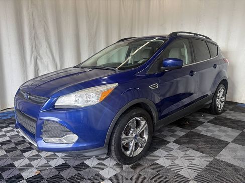 Used 2015 Ford Escape SE w/ Equipment Group 201A FWD image 2