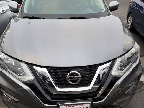 Used 2017 Nissan Rogue SV FWD image 1