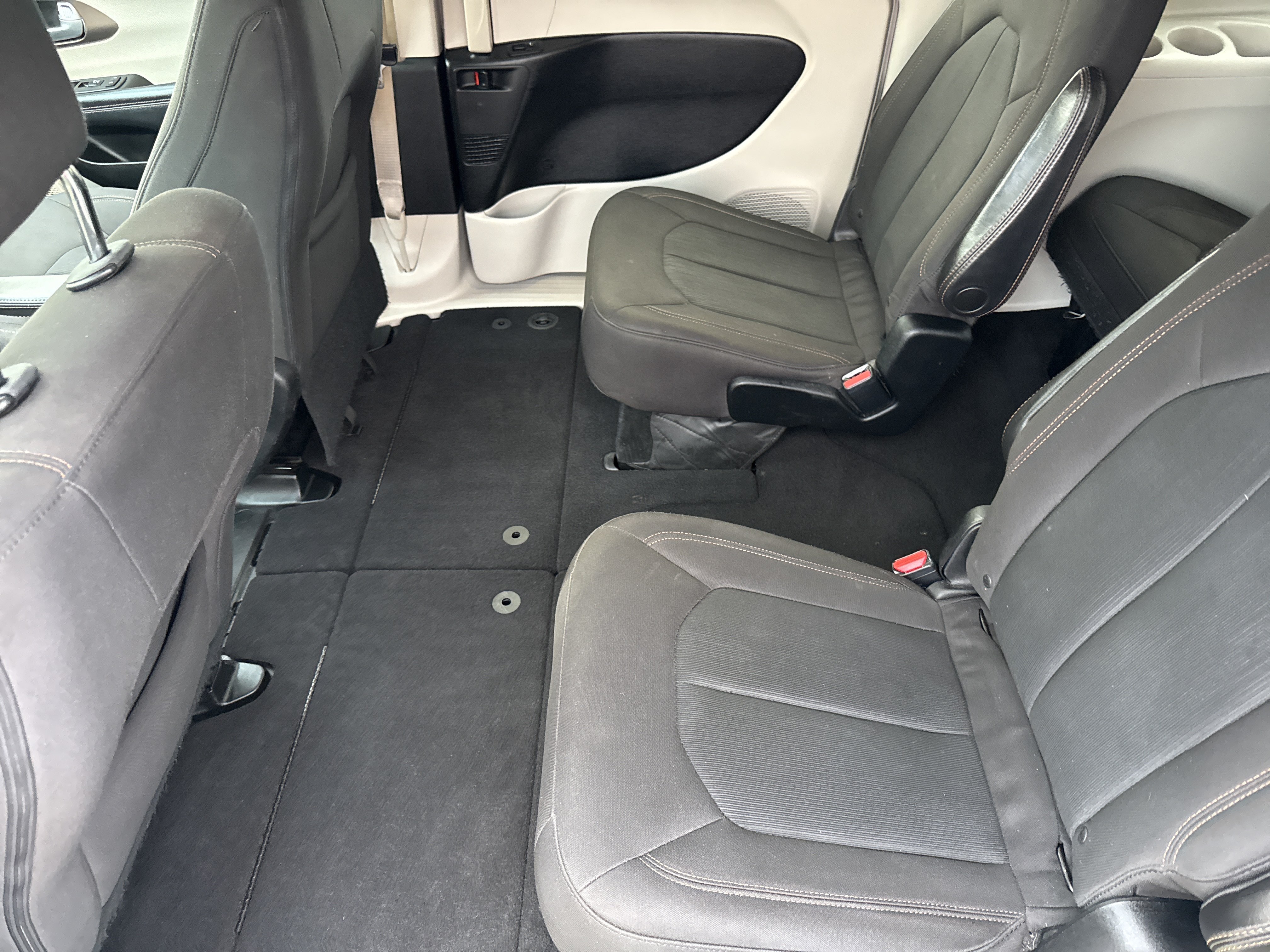 Used 2017 Chrysler Pacifica LX FWD image 26
