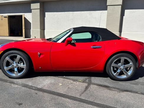Used 2007 Pontiac Solstice w/ Premium Package image 3