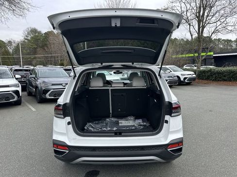 New 2026 Volkswagen Taos SE image 33