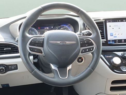 Used 2024 Chrysler Pacifica Touring-L FWD image 15