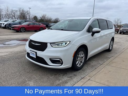 Used 2023 Chrysler Pacifica Touring-L FWD image 3
