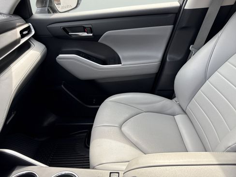 Used 2021 Toyota Highlander XLE image 24