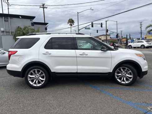Used 2014 Ford Explorer XLT w/ Equipment Group 202A FWD image 3