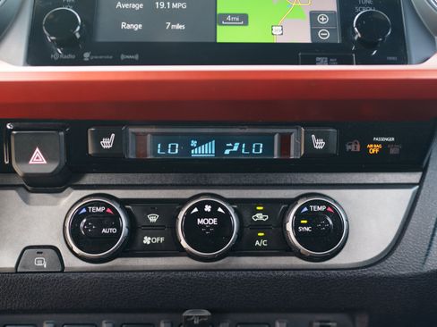 Used 2016 Toyota Tacoma TRD Off-Road w/ Premium & Technology Package RWD image 29