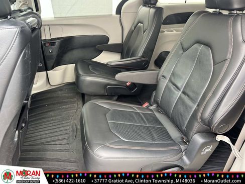 Used 2018 Chrysler Pacifica Touring-L Plus w/ Tire & Wheel Group image 12