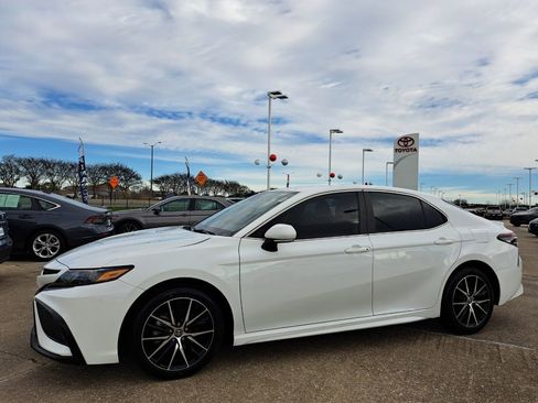 Used 2023 Toyota Camry SE image 9