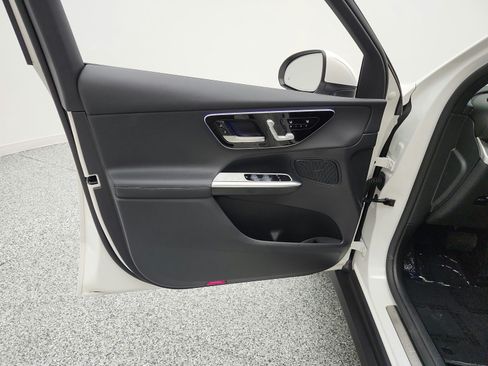 Used 2025 Mercedes-Benz GLC 350e 4MATIC image 15