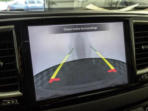Used 2022 Chrysler Pacifica Touring-L FWD image 9