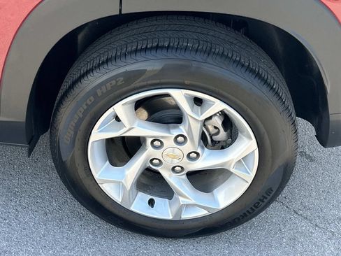 Used 2025 Chevrolet Trax LS w/ LS Convenience Package FWD image 17