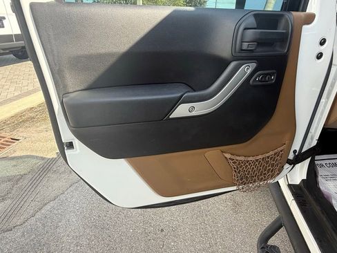 Certified 2016 Jeep Wrangler Unlimited Rubicon w/ Connectivity Group image 30