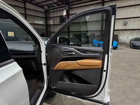 Used 2021 Cadillac Escalade ESV Premium Luxury image 24