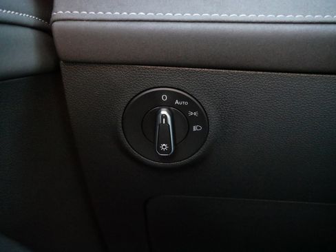 Certified 2025 Volkswagen Taos SE image 27