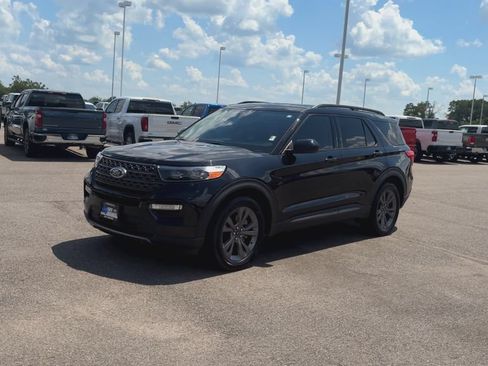 Used 2023 Ford Explorer XLT w/ Equipment Group 202A RWD image 4