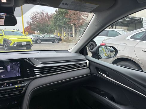 Used 2025 Toyota Camry LE image 33