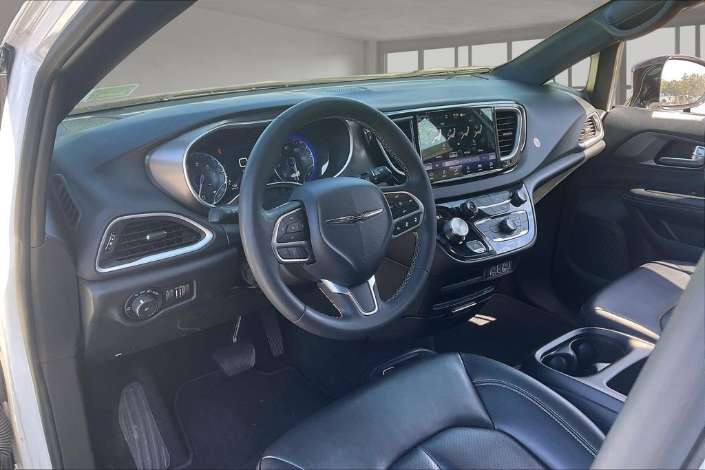 Used 2025 Chrysler Pacifica Select FWD image 16