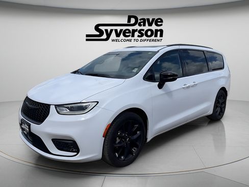 Used 2025 Chrysler Pacifica Limited FWD image 1